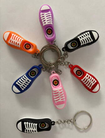 Přívěsek teniska- cena 19,50 bez DPH.